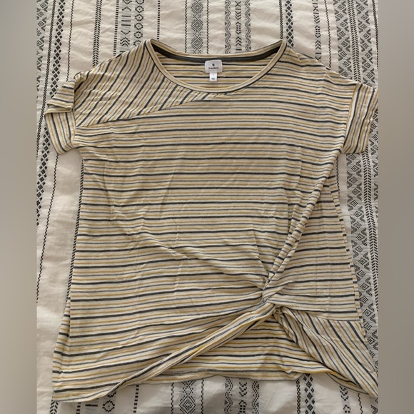 Woman’s short sleeve T with knotted waist. - Picture 2 of 4